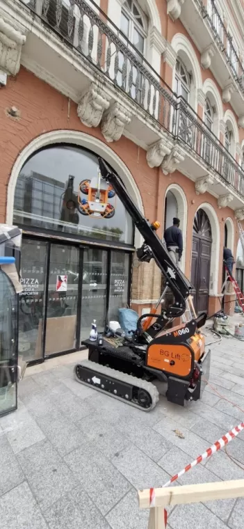 Rénovation et remplacement d'une vitrine à Toulouse, Le Tarn, MALZAC LEVAGE